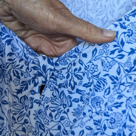 Lane Bryant Plus size Tank Top w/Center Tab Detail. Size 18/20 - Picture 3 of 3